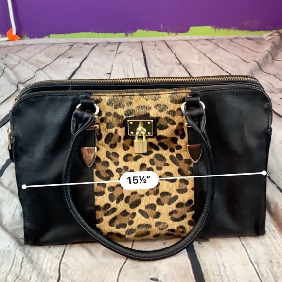 Cheetah Print Design Shoulder Bag with Locket - Picture 4 of 8